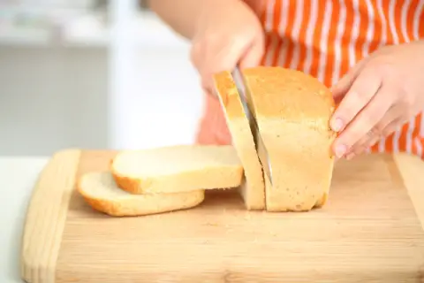 How Long to Let Bread Cool before Slicing